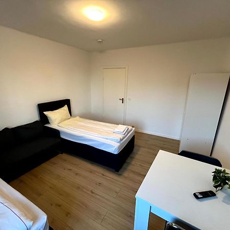 3-Zimmer Monteurwohnung Mit Balkon นอยมึนสเตอร์ ภายนอก รูปภาพ