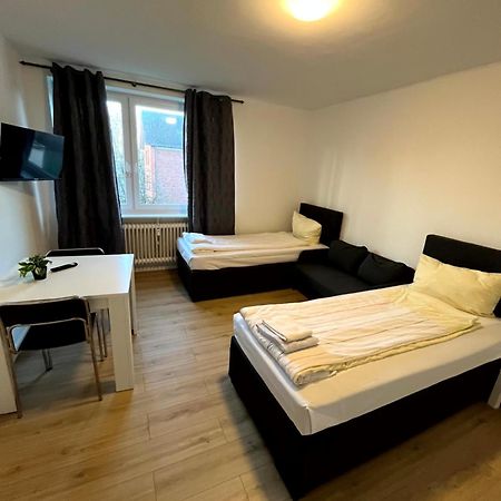 3-Zimmer Monteurwohnung Mit Balkon นอยมึนสเตอร์ ภายนอก รูปภาพ