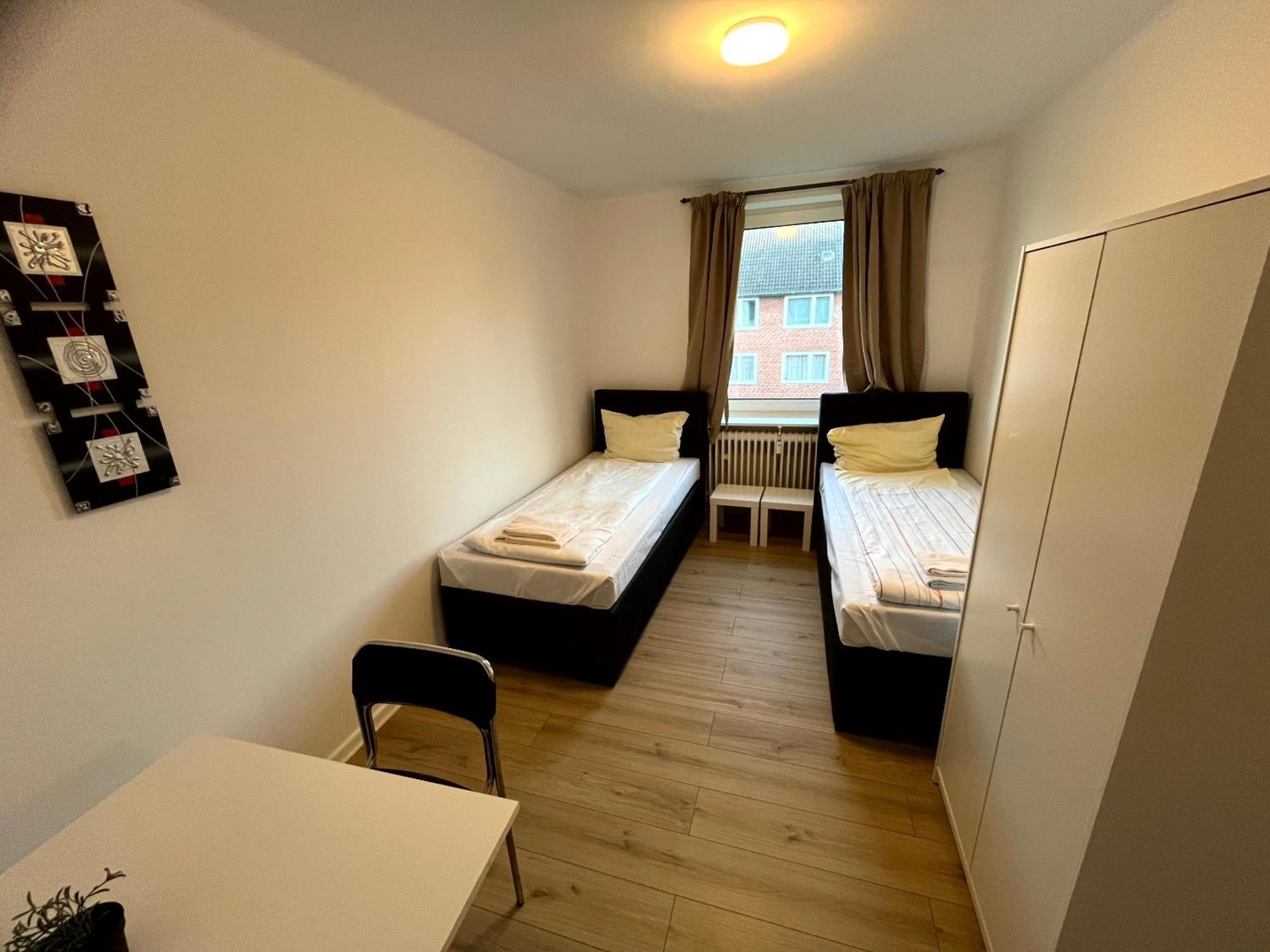 3-Zimmer Monteurwohnung Mit Balkon นอยมึนสเตอร์ ภายนอก รูปภาพ