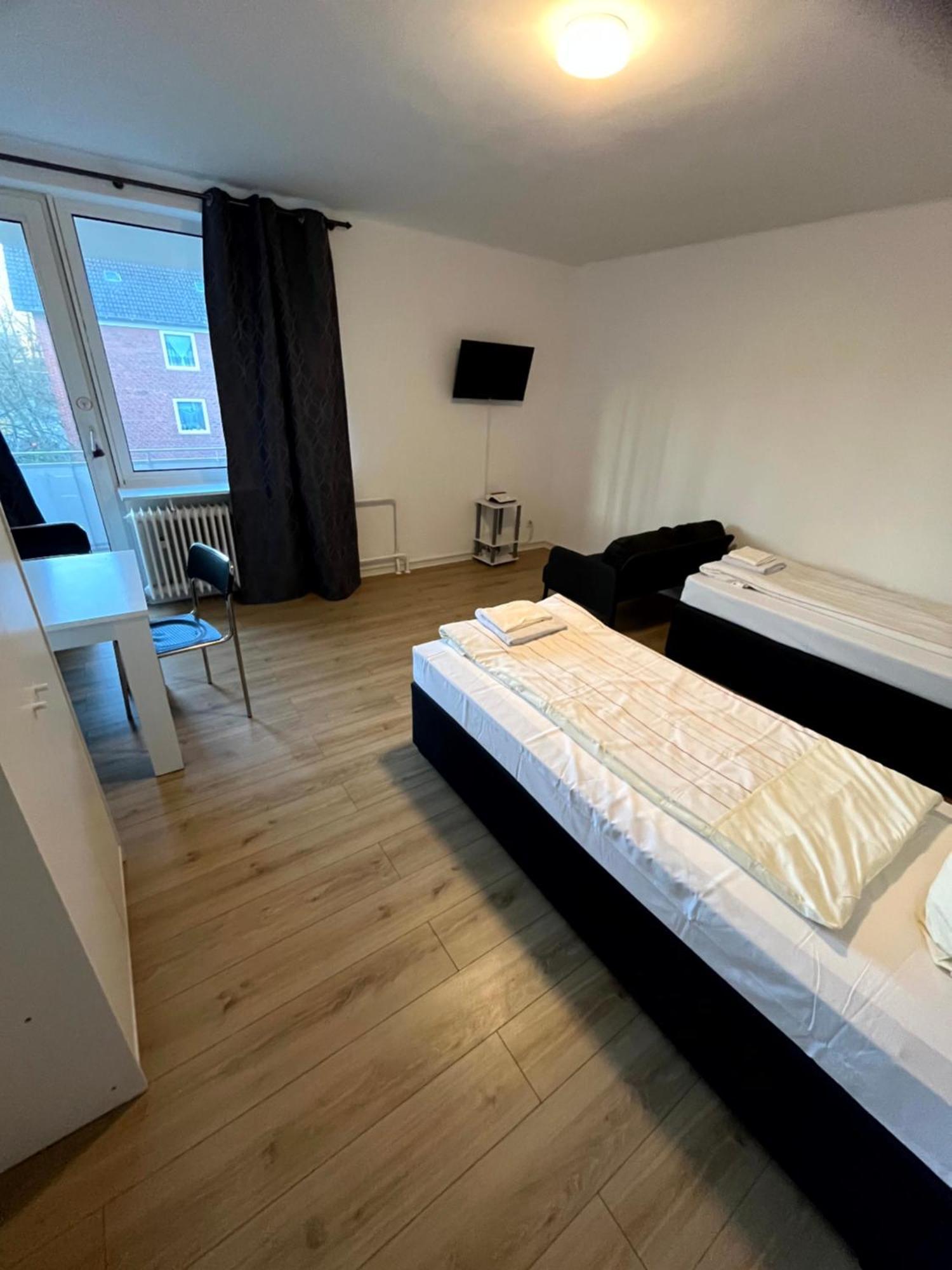 3-Zimmer Monteurwohnung Mit Balkon นอยมึนสเตอร์ ภายนอก รูปภาพ