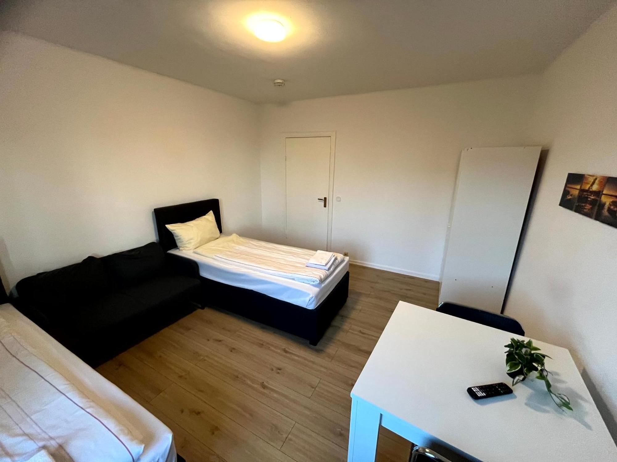 3-Zimmer Monteurwohnung Mit Balkon นอยมึนสเตอร์ ภายนอก รูปภาพ
