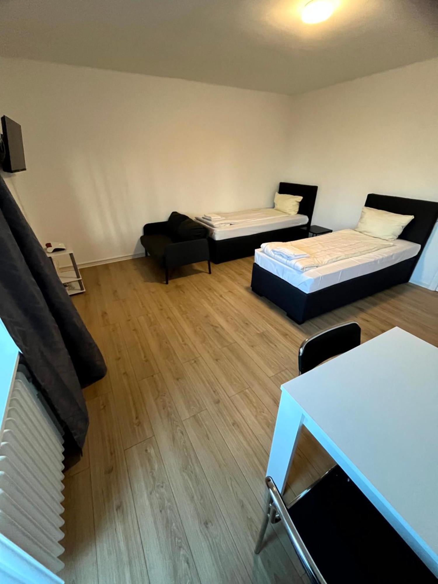 3-Zimmer Monteurwohnung Mit Balkon นอยมึนสเตอร์ ภายนอก รูปภาพ