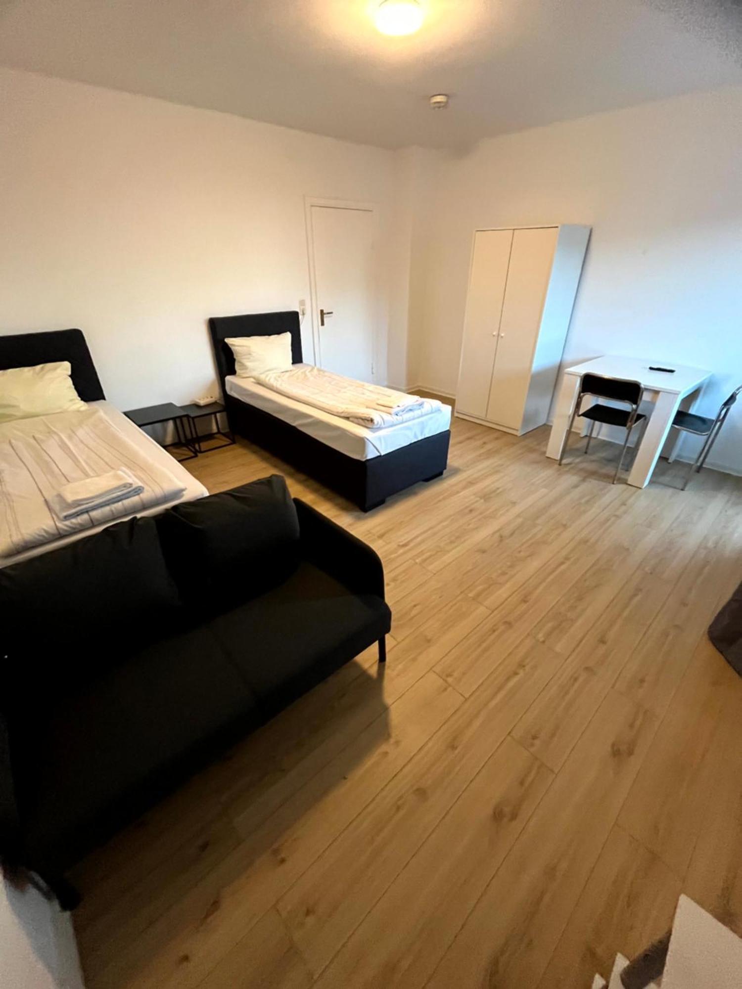 3-Zimmer Monteurwohnung Mit Balkon นอยมึนสเตอร์ ภายนอก รูปภาพ