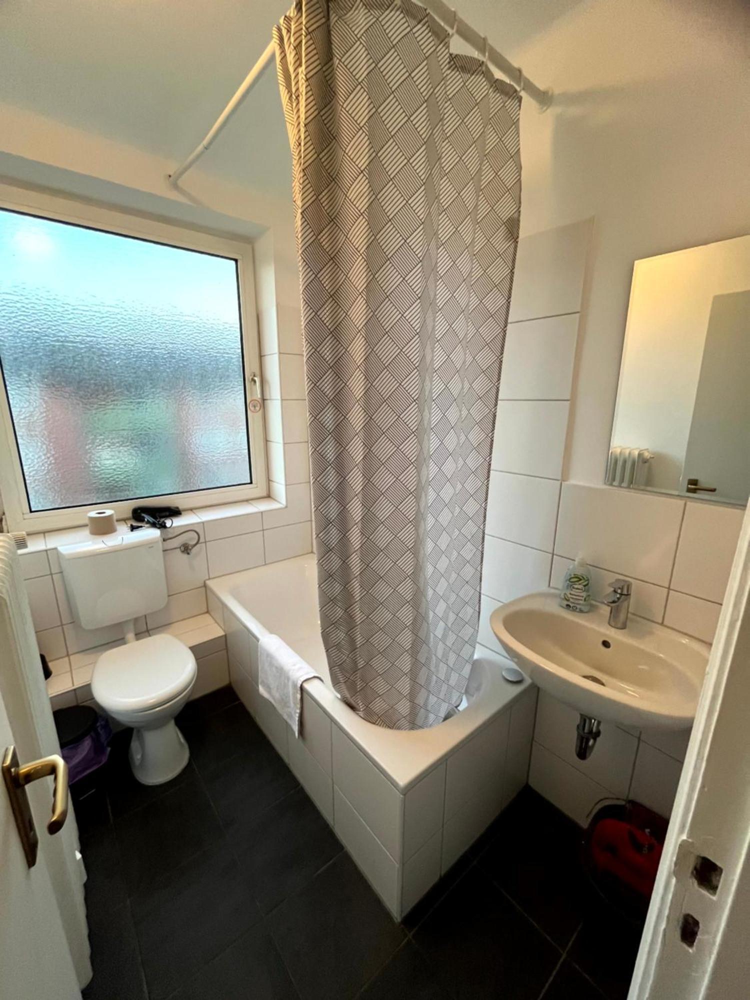 3-Zimmer Monteurwohnung Mit Balkon นอยมึนสเตอร์ ภายนอก รูปภาพ